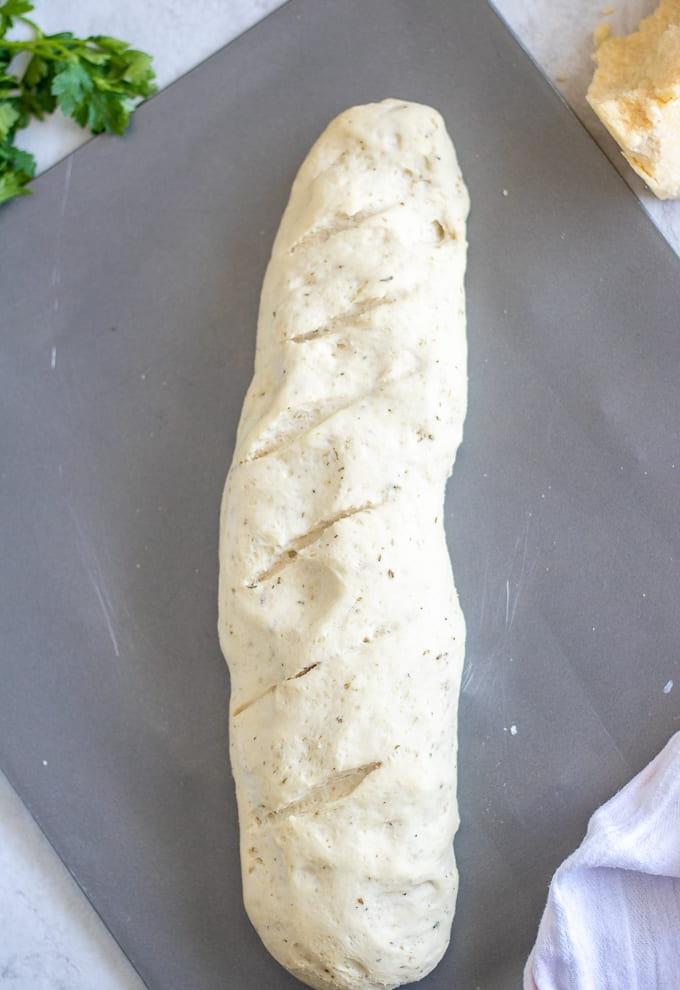 Italienischer Brotteig Italienischer Brotteig in Brotform auf einem Backblech.