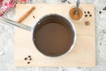 Topf mit Espresso, Kürbisgewürz, Vanille und Kürbispüree gemischt nach dem Köcheln.