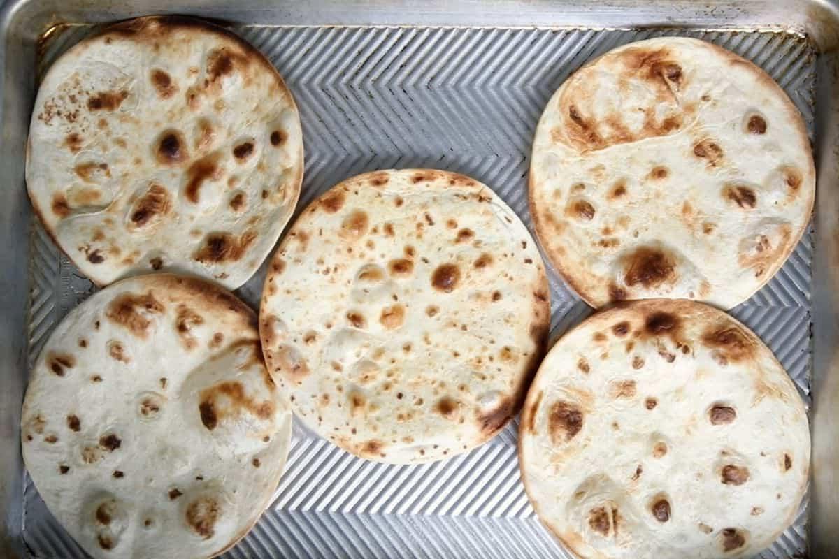 Getoastete Tortillas auf einem Backblech.