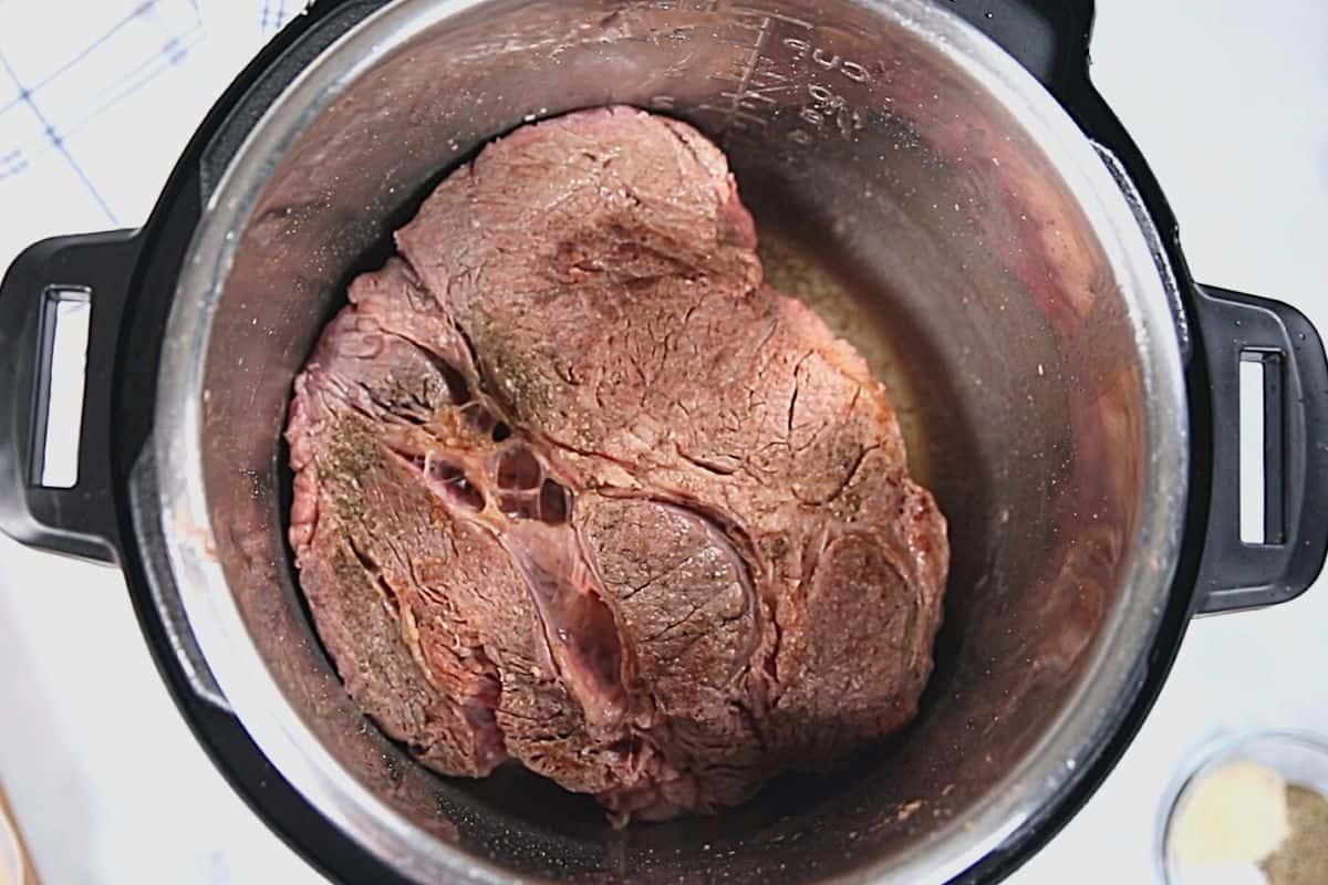 Ein perfekt angebratener Rindernacken im Innentopf des Instant Pots.