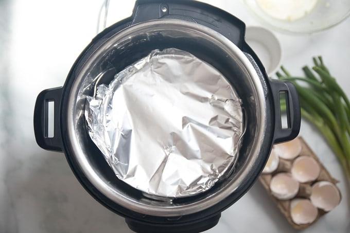 Kuchenform mit Frittata, mit Folie bedeckt, im Instant Pot