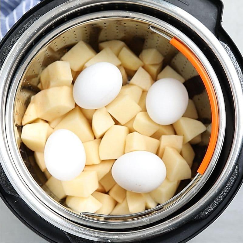 Kartoffelwürfel und Eier im Instant Pot.