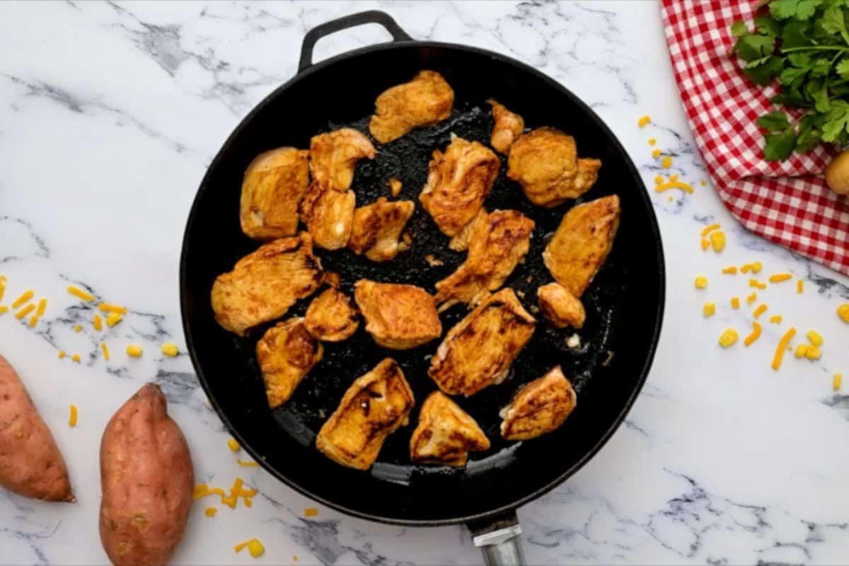 Angebratenes Hähnchen in der Pfanne.