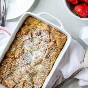 Eierlikör French Toast Auflauf in weißer Backform.