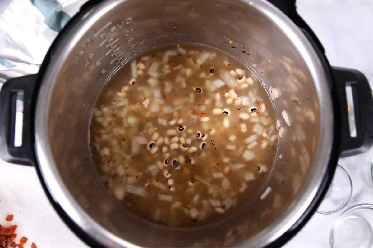 Instant Pot Getrocknete Augenbohnen Instant Pot mit Brühe und getrockneten Augenbohnen.