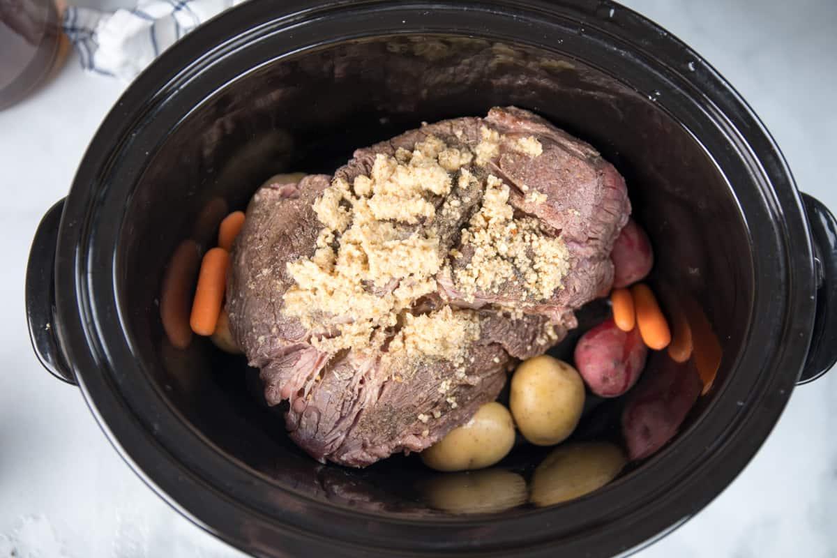Schmorbraten im Slow Cooker mit Karotten und Kartoffeln.