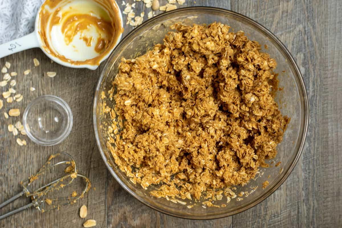 Rührschüssel mit vermischter Erdnussbutter und Haferflocken.