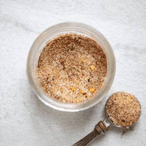 Jerk-Gewürz-Rezept 4 Glas mit jamaikanischem Jerk Gewürz neben einem Teelöffel.