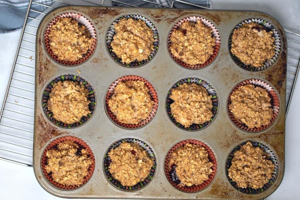 Perfekt gebackene Haferflocken-Muffins Gebackene Haferflocken-Muffins in der Muffinform.