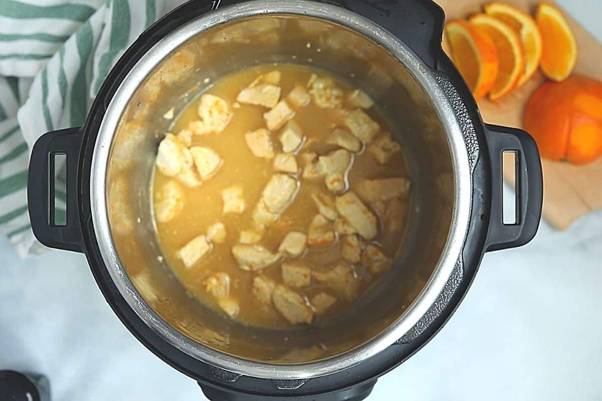 Hähnchen im Innentopf mit Orangensauce.