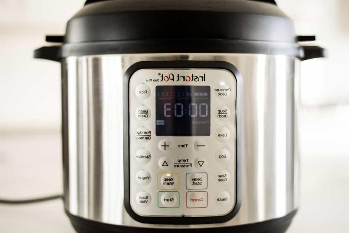 Instant Pot zeigt eine Kochzeit von 3 unter hohem Druck an.
