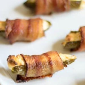 Nahaufnahme eines im Speckmantel gewickelten Jalapeño Poppers