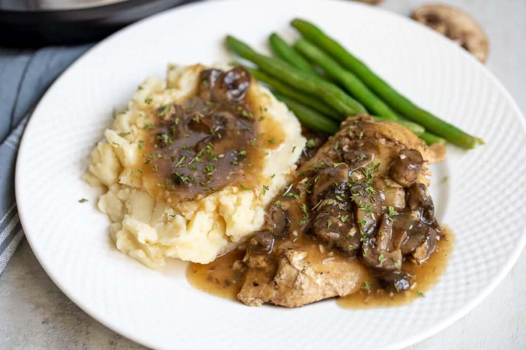 Instant Pot Hähnchen Marsala auf Teller mit Kartoffeln und grünen Bohnen serviert