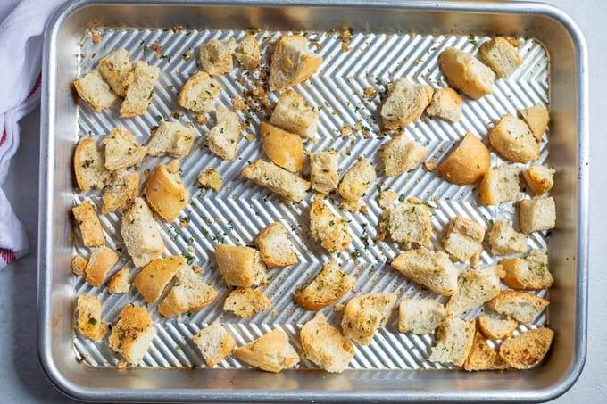Backblech mit hausgemachten Croutons.