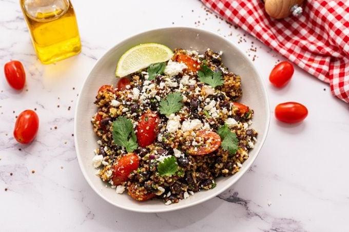 Mexikanischer Quinoa Salat in einer weißen Schüssel.