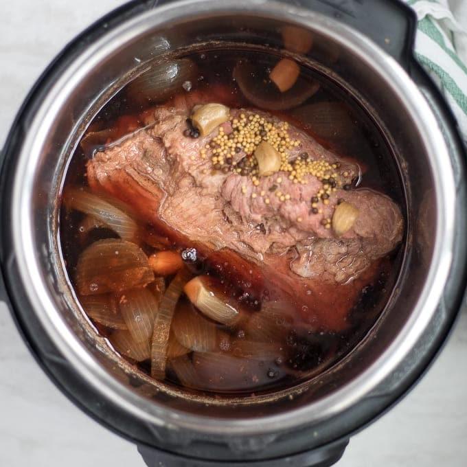 Gekochtes Corned Beef im Instant Pot.