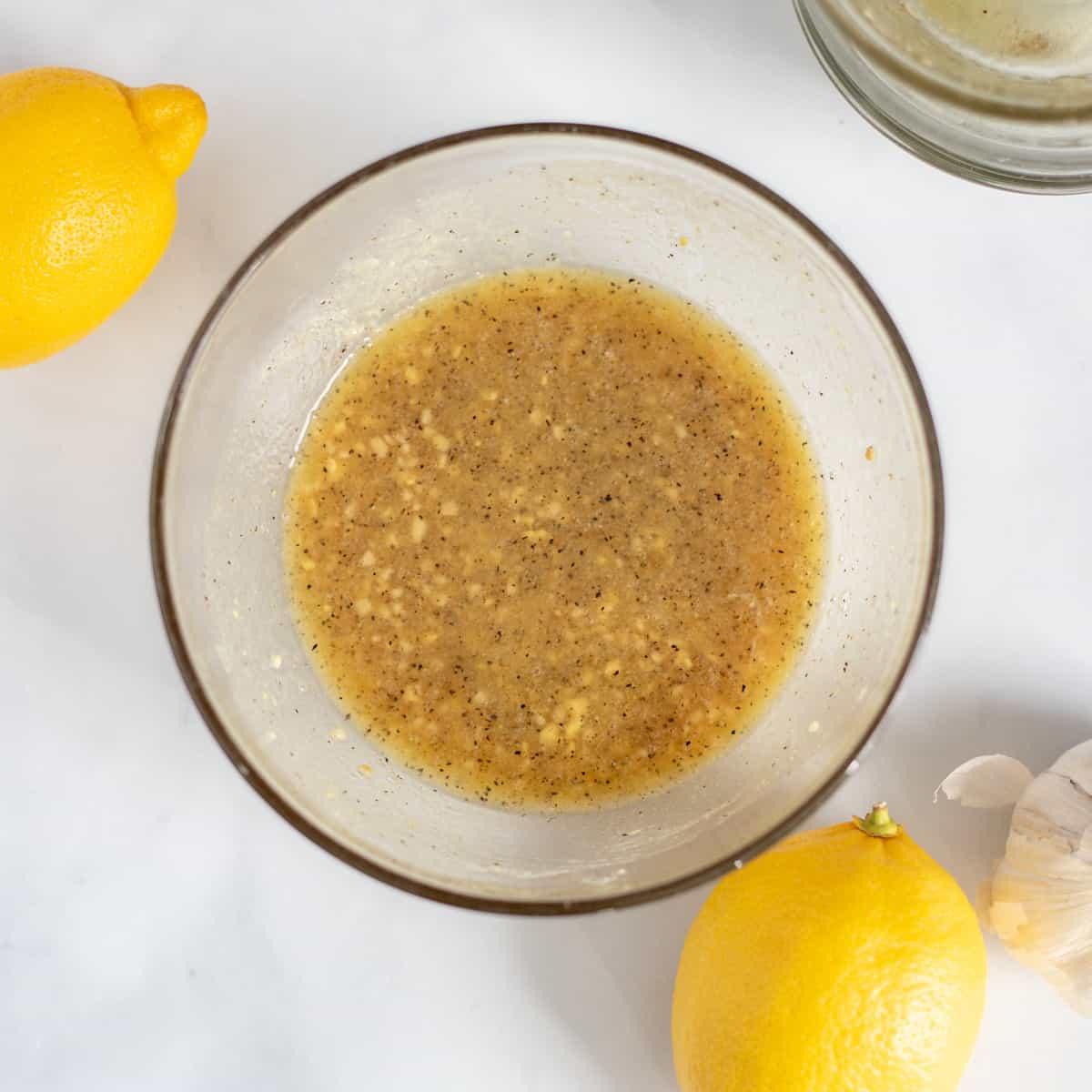 Honig-Knoblauch-Zitronen-Marinade in einer kleinen Rührschüssel vermischt.