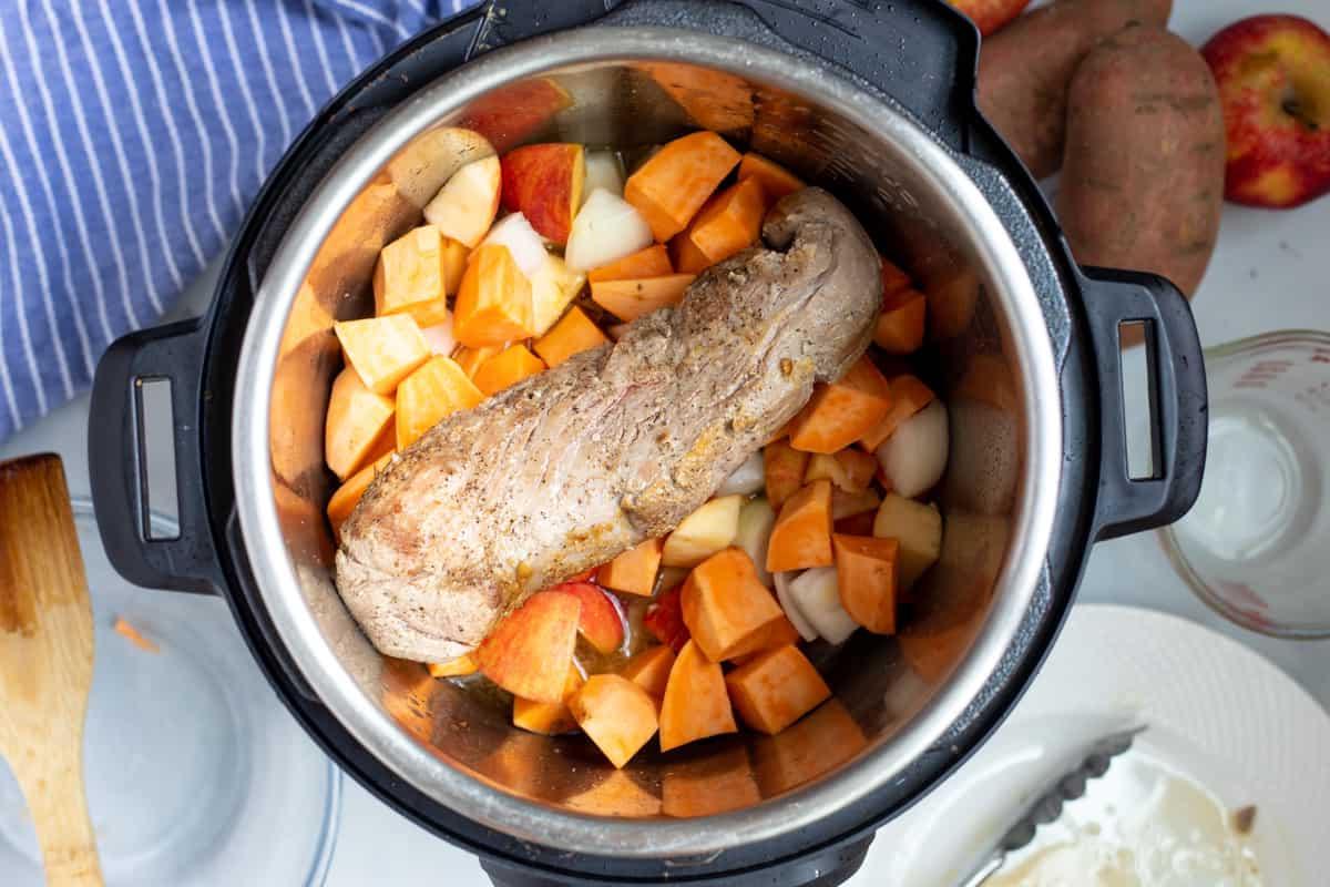 Süßkartoffeln und Schweinefilet im Instant Pot. 