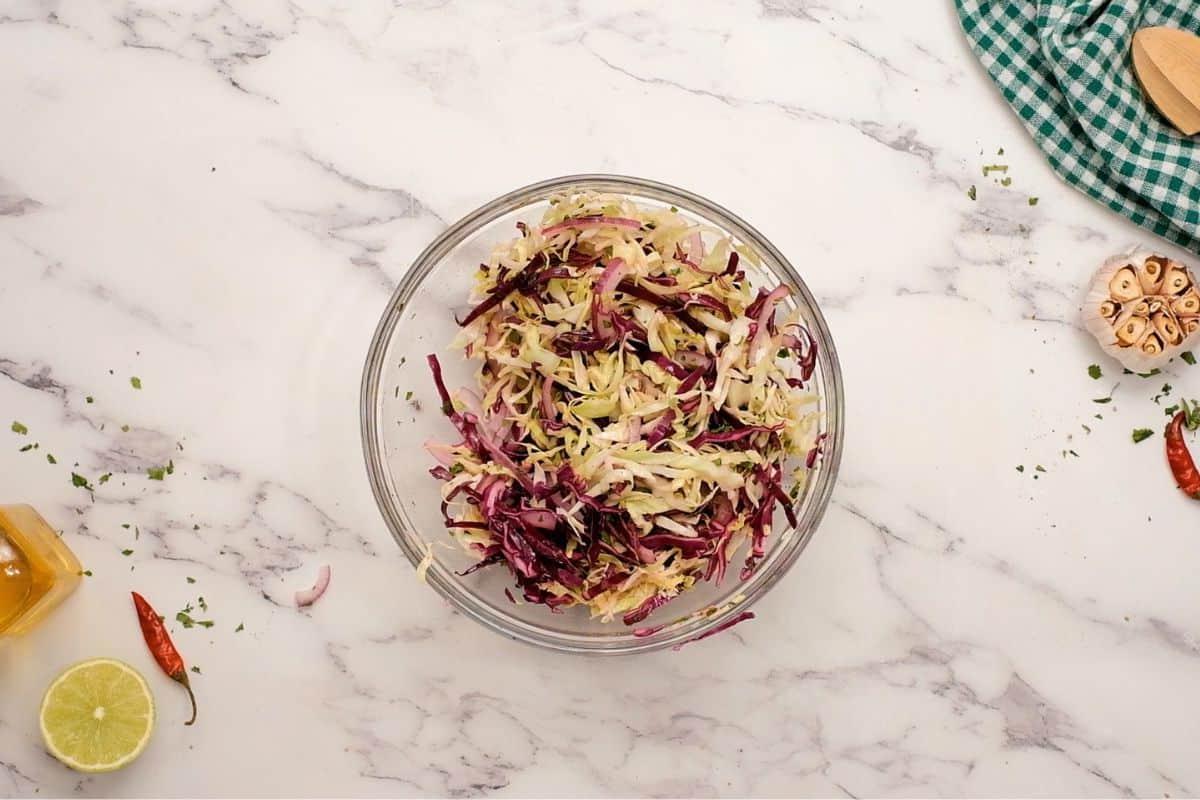 Limetten-Krautsalat in einer Rührschüssel für Fisch Tacos.