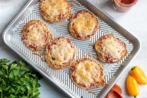 Gebackene English Muffin Pizzen auf einem Metallblech