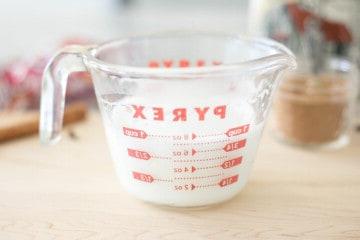 Milch in einem Pyrex-Glasmessbecher aufgeschäumt.