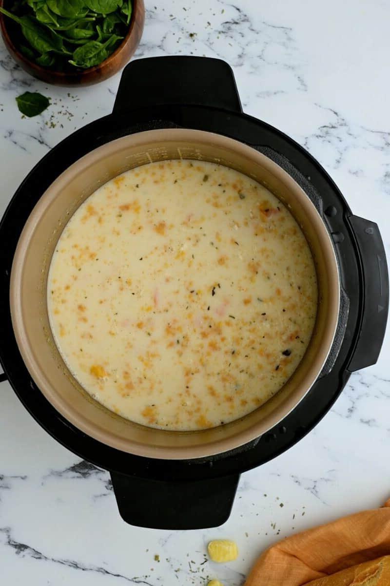 Cremige Gnocchi-Suppe im Instant Pot vor dem Hinzufügen von Spinat.