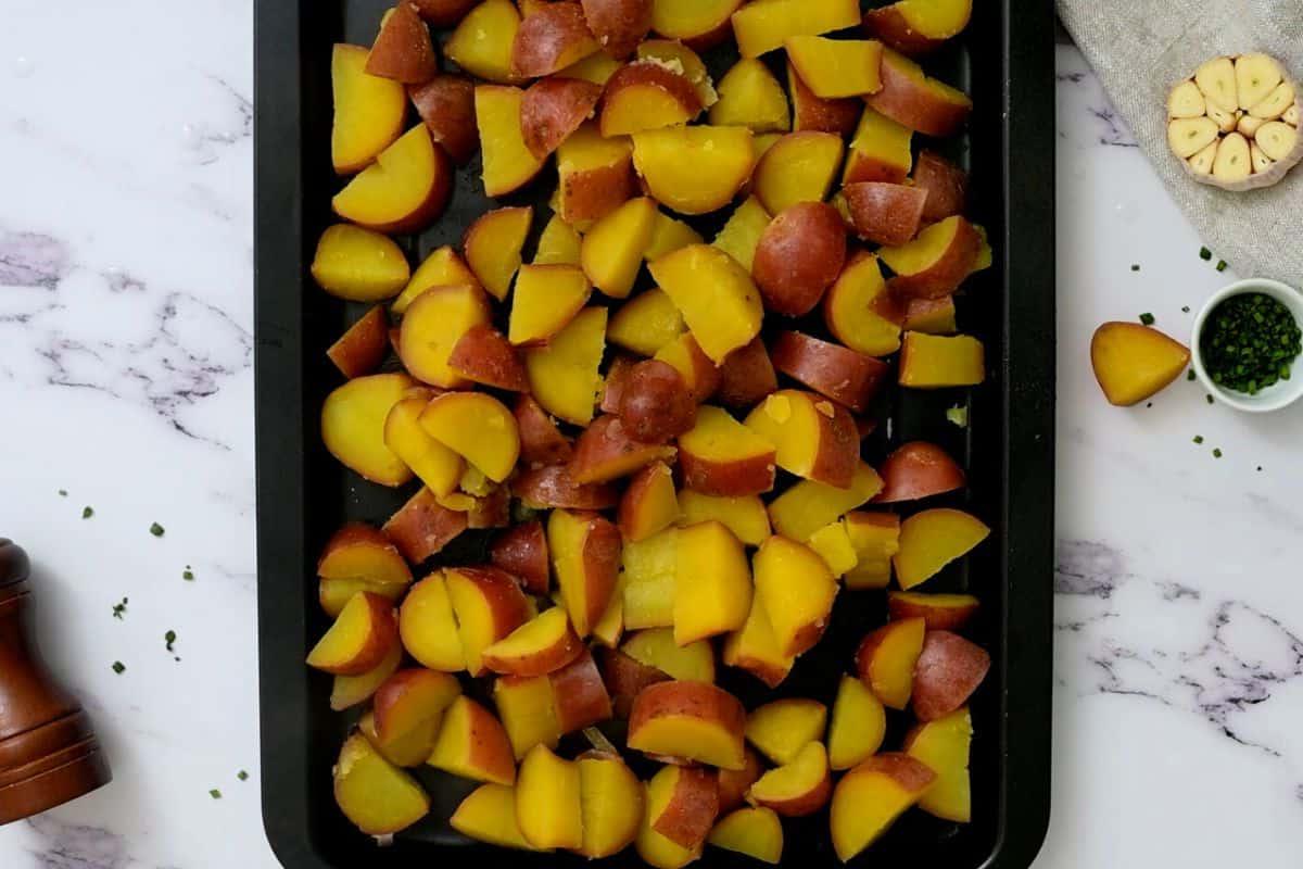 Gekochte rote Kartoffeln kühlen auf einem Backblech ab.