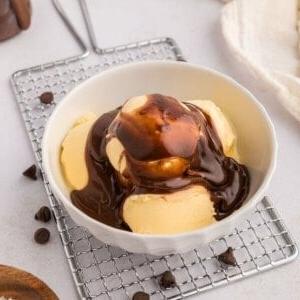 Schüssel mit Vanilleeis, beträufelt mit Hot Fudge Soße.