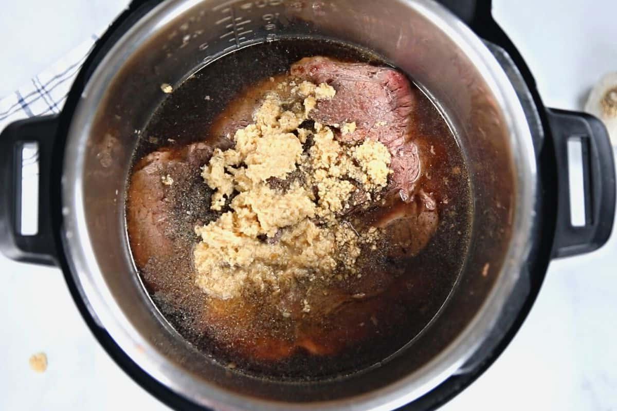 Rindernacken im Instant Pot, belegt mit Meerrettich.