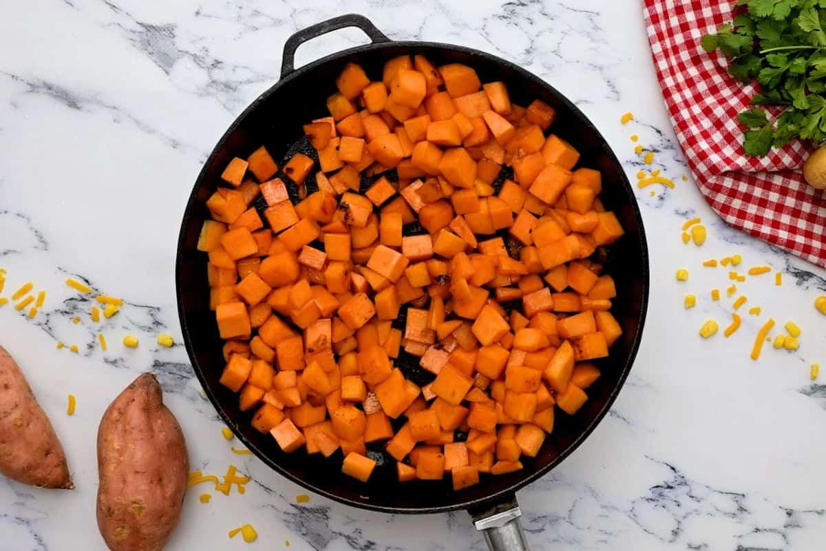 Gewürfelte Süßkartoffeln in der Pfanne nach dem Anbraten.