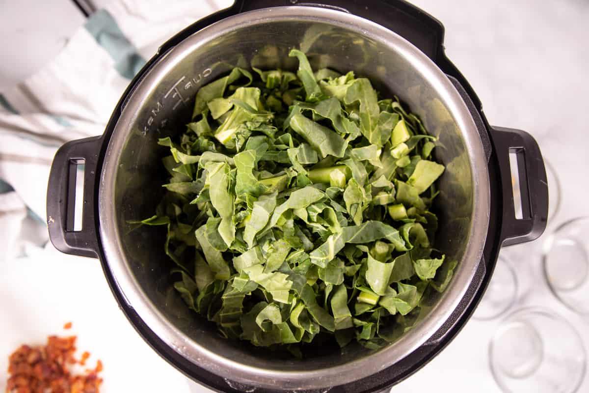 Instant Pot Blattkohl Blattkohl im Innentopf des Instant Pots.
