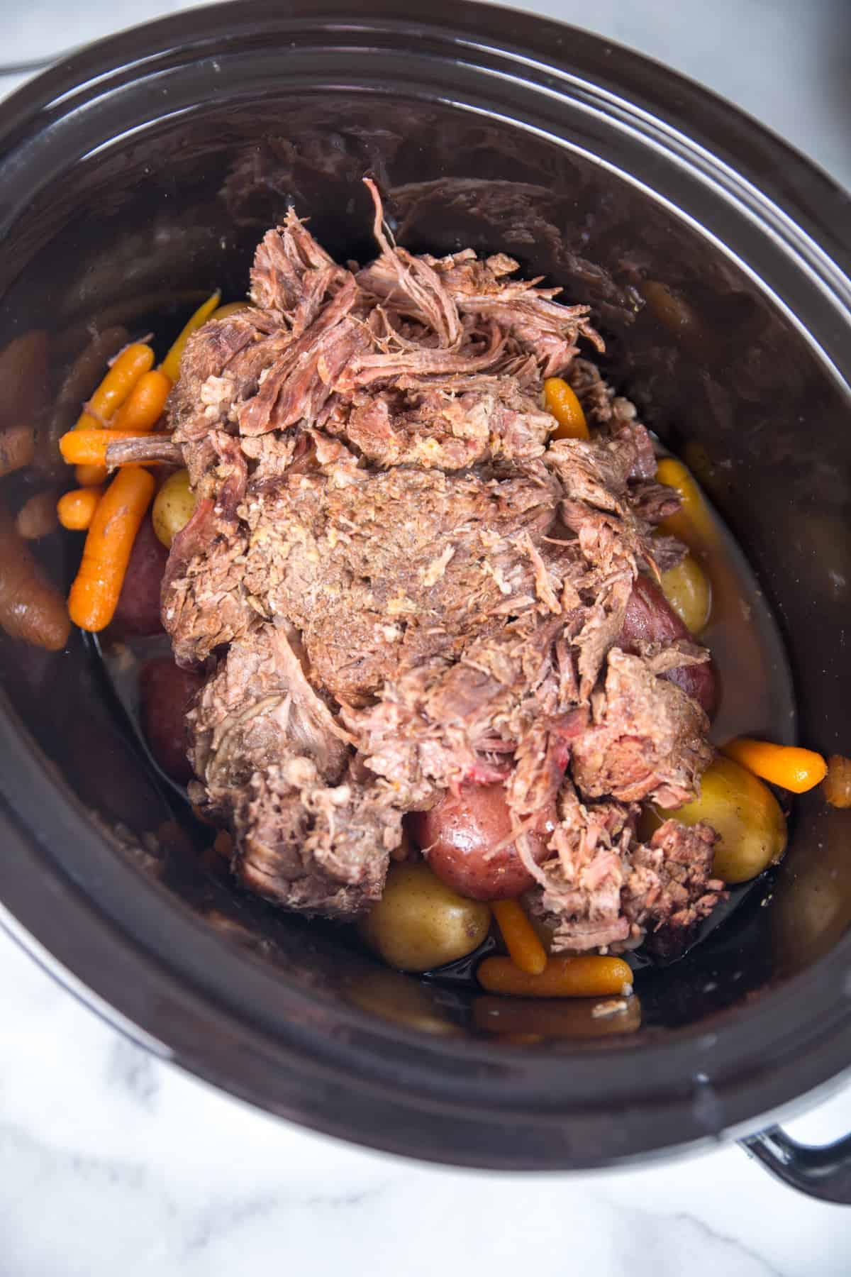 Gekochter Schmorbraten im Slow Cooker.