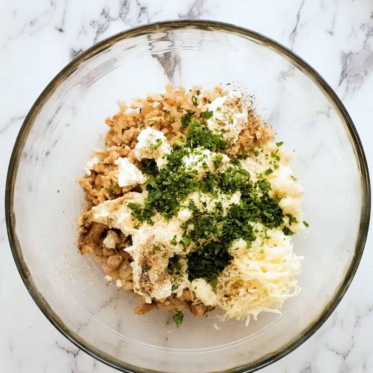 Frischkäse Gefüllte Champignons Zutaten für die gefüllte Pilzfüllung in einer Glasschüssel.