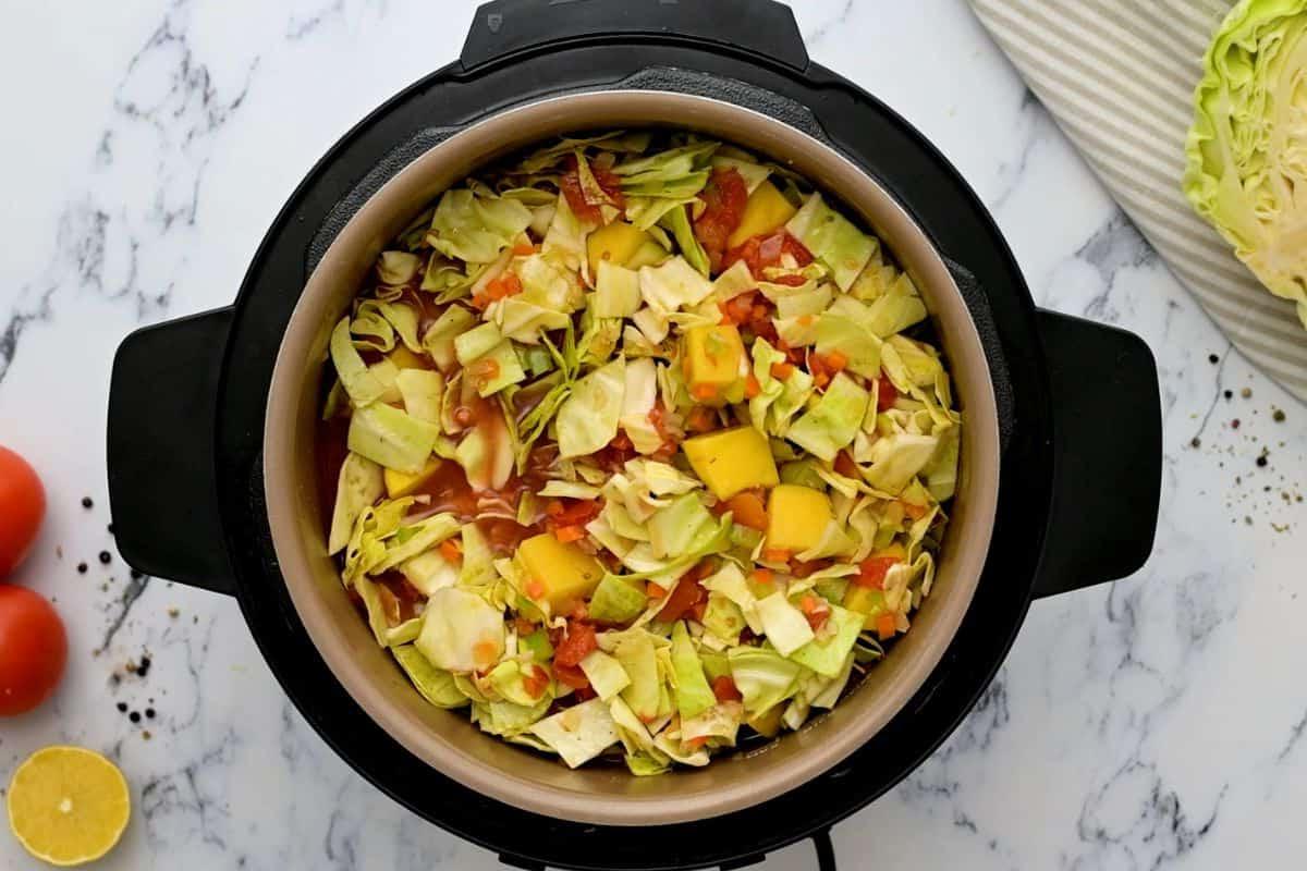 Kohlsuppe Schichten Zutaten für Kohlsuppe im Innentopf vor dem Garen unter Druck.