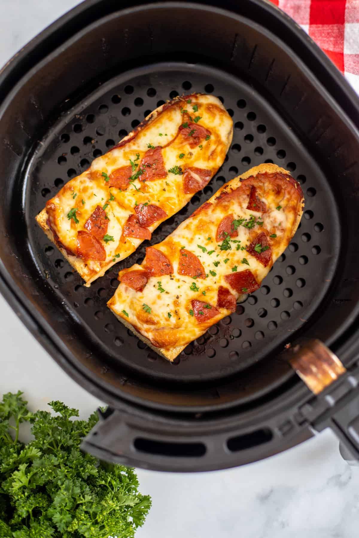 Heißluftfritteusen Baguette Pizza zubereiten Baguette Pizza in der Heißluftfritteuse nach dem Garen.