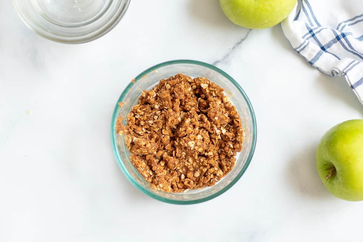 Apfel-Streuselbrot Streusel für Apfelbrot in kleiner Rührschüssel vermischt.
