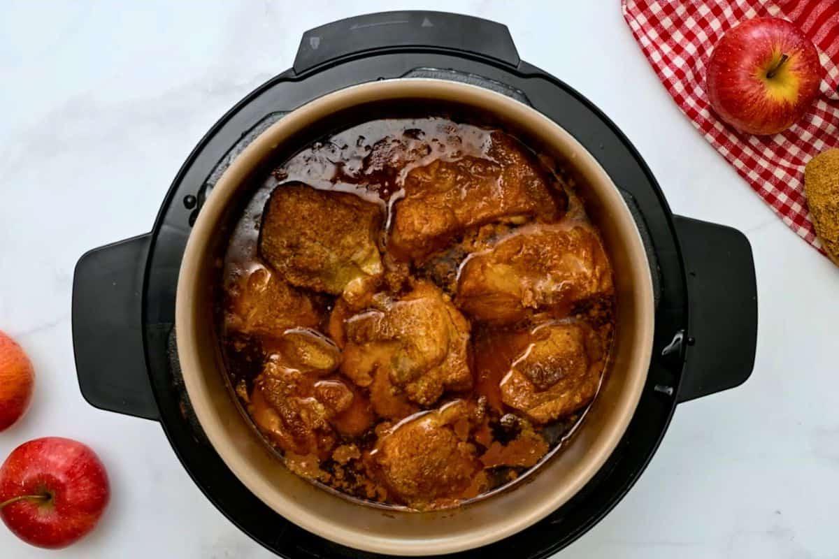 Druckgekochter Schweinenacken im Innentopf des Druckkochtopfes mit BBQ-Trockenmarinade.