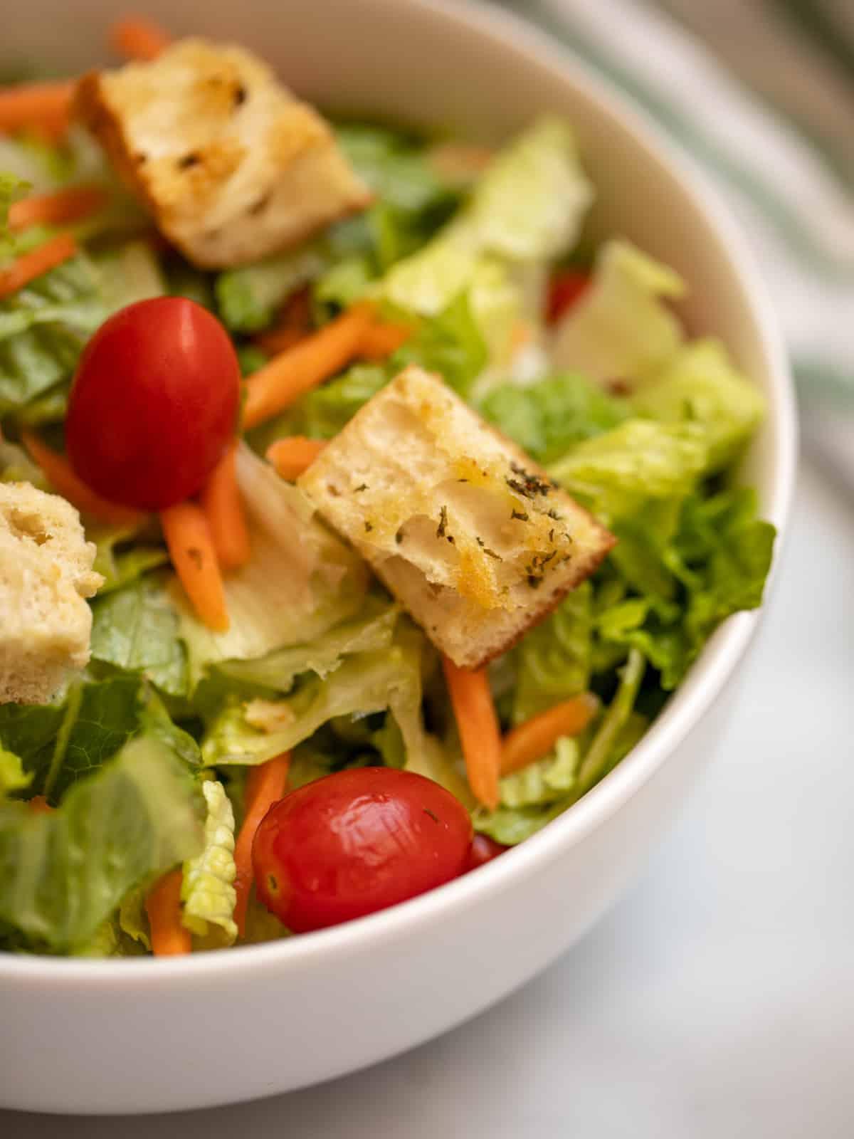 Gemischter Salat, belegt mit hausgemachten Croutons.