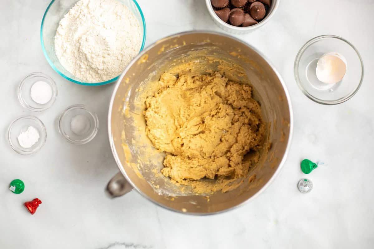 Erdnussbutter-Keksteig in Rührschüssel vor dem Formen.