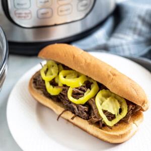 Italian Beef Sandwich neben Instant Pot