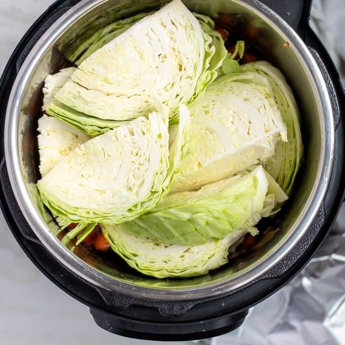 Kartoffeln, Karotten und Kohl im Schnellkochtopf.