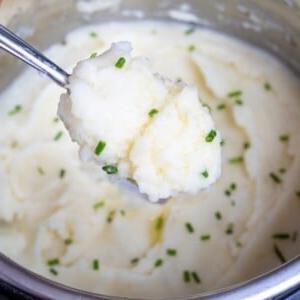 Löffel voll Instant Pot Kartoffelpüree.