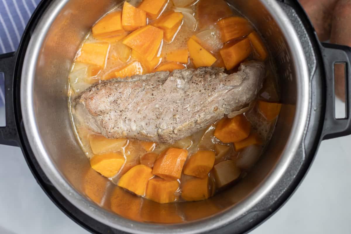 Gekochtes Schweinefilet im Instant Pot mit gekochten Süßkartoffeln. 
