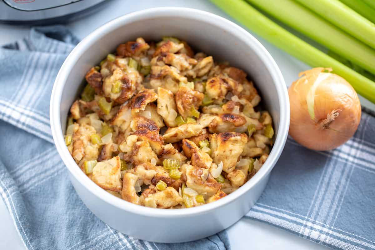 Gebräunte Füllung in der Kuchenform neben dem Instant Pot und Sellerie.