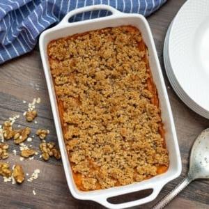 Gesunder Süßkartoffelauflauf in weißer Form gebacken