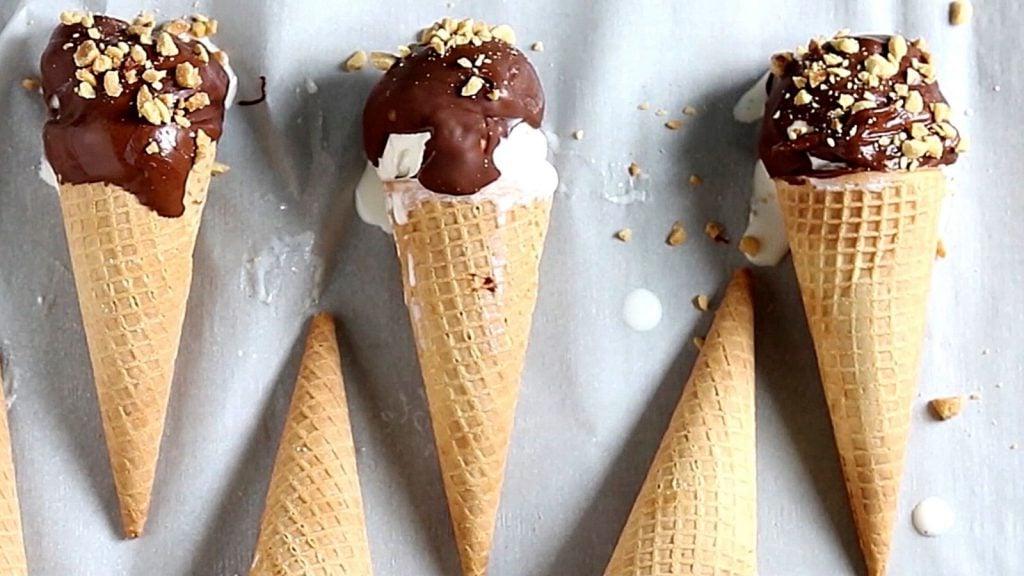 Drumstick Eiswaffeln auf einem Backblech