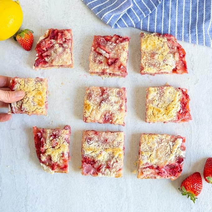 Erdbeer-Krümel-Schnitten Rezept Erdbeer-Kuchenschnitten, in 9 Quadrate geschnitten.