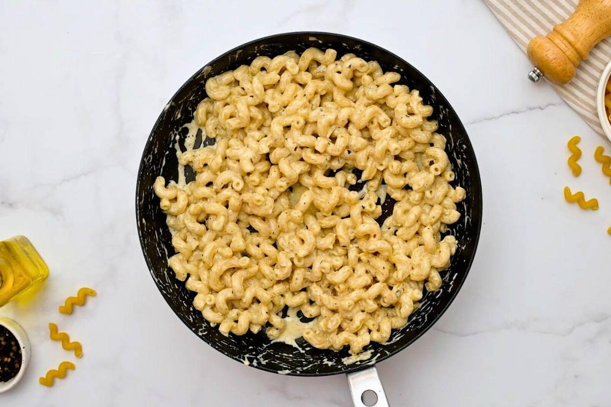 Cavatappi-Nudeln in cremiger Parmesan-Soße in einer großen Pfanne, perfekt überzogen und bereit zum Servieren.