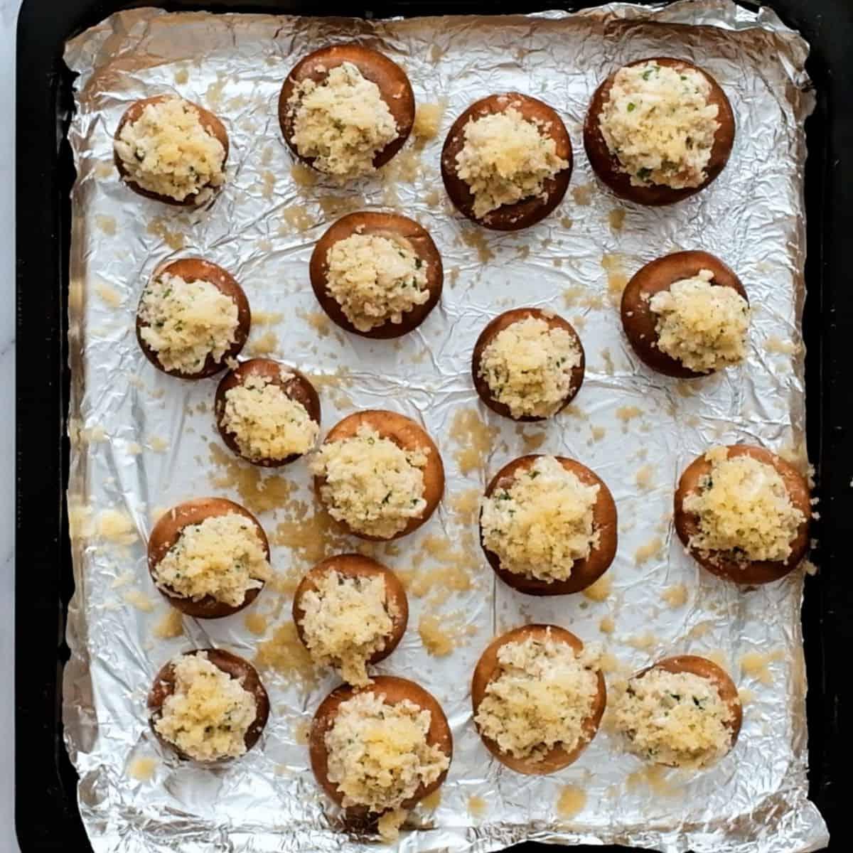 Käse Gefüllte Champignons Tablett mit gefüllten Champignons.