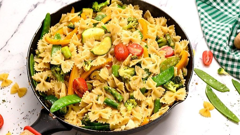 Pfanne mit zubereiteter Pasta Primavera.
